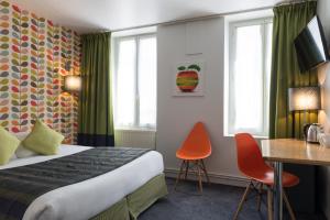 Giường trong phòng chung tại Hotel France Albion +49 ảnh