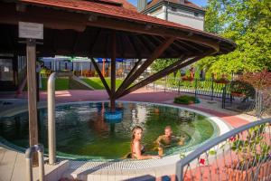 Bazén v ubytování Hotel Kamilla nebo v jeho okolí