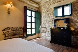 A bed or beds in a room at Villa in Campagna con Piscina Privata Még 36 kép