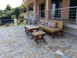 A balcony or terrace at Loggos view apartments