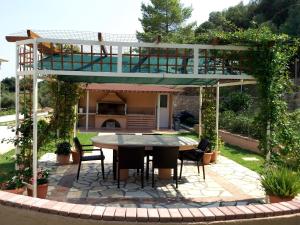 A balcony or terrace at Loggos view apartments