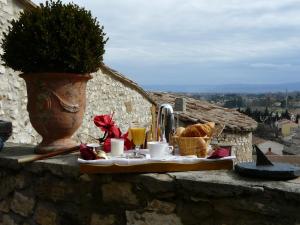 una mesa con comida y bebidas en una pared de piedra en Château de Vedène, en Vedène