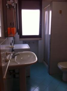 A bathroom at Edificio Cannizzo Még 37 kép