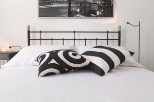 A bed or beds in a room at Shalai Relais Apartment
