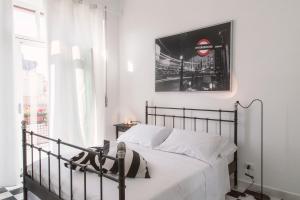 A bed or beds in a room at Shalai Relais Apartment
