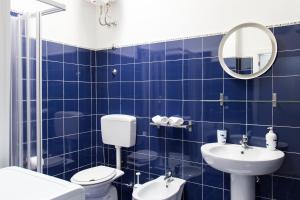 A bathroom at Shalai Relais Apartment