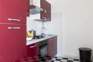 A kitchen or kitchenette at Shalai Relais Apartment