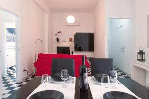 A television and/or entertainment centre at Shalai Relais Apartment