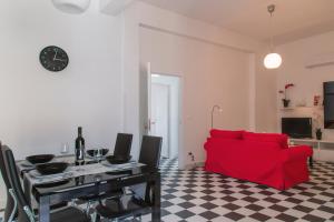 A television and/or entertainment centre at Shalai Relais Apartment