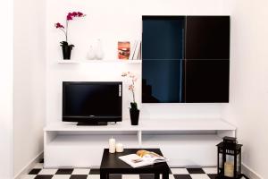 A television and/or entertainment centre at Shalai Relais Apartment