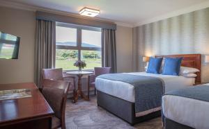 Un pat sau paturi într-o cameră la Dingle Skellig Hotel