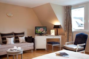 TV a/nebo společenská místnost v ubytování Logis Hotel Le Parc & Spa