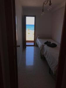 1 Schlafzimmer mit 2 Betten und einem Fenster mit Meerblick in der Unterkunft Apartamento PortSaplaya in Port Saplaya + 10 Fotos