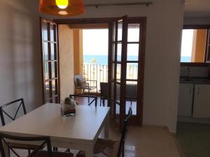eine Küche und ein Esszimmer mit Tisch und Stühlen in der Unterkunft Apartamento PortSaplaya in Port Saplaya