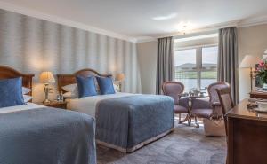 Un pat sau paturi într-o cameră la Dingle Skellig Hotel