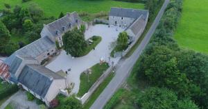 una vista aérea de una casa grande con un patio grande en Domaine Airborne en Angoville-au-Plain