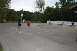 un grupo de personas jugando al tenis en una pista de tenis en St. Clair Camping Resort en Marysville