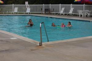 בריכת השחייה שנמצאת ב-St. Clair Camping Resort או באזור