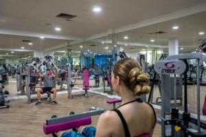 Fitness centrum a/nebo fitness zařízení v ubytování Leonardo Plaza Cypria Maris Beach Hotel & Spa