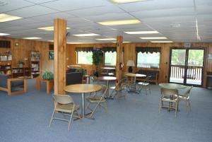 biblioteca con mesas y sillas en una habitación en Wilmington Camping Resort, en Wilmington