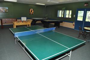 una sala de ping pong con mesa de ping pong en Wilmington Camping Resort, en Wilmington