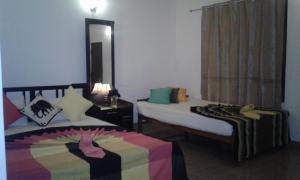 Een bed of bedden in een kamer bij River Retreat Sigiriya