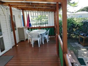 Ein Balkon oder eine Terrasse in der Unterkunft MOBIL HOME 43 dans Camping 4 Etoiles