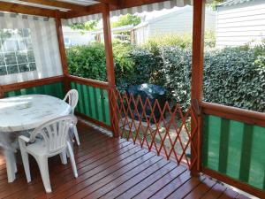 Ein Balkon oder eine Terrasse in der Unterkunft MOBIL HOME 43 dans Camping 4 Etoiles