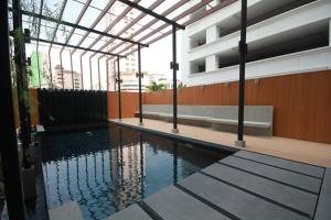 una piscina en medio de un edificio en Sereine Sukhumvit 39, en Bangkok