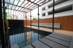 ein Swimmingpool mitten in einem Gebäude in der Unterkunft Sereine Sukhumvit 39 in Bangkok