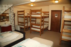 Lledr House Hostel near two Zip World sites emeletes ágyai egy szobában