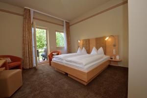 Säng eller sängar i ett rum på Land-gut-Hotel Hotel Adlerbräu