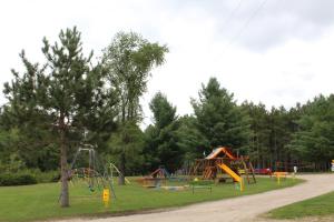 Otroško igrišče poleg nastanitve Yukon Trails Camping Resort