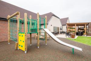 un parque infantil con un tobogán en un patio en Canterbury Bell, Margate by Marston's Inns en Broadstairs