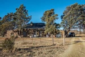 une vieille maison en pierre avec un panneau devant dans l'établissement Hillmoor Stone Cottage, à Hillvue