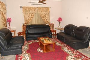 Hotel Safari COTONOU的休息区