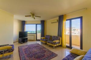 een woonkamer met een bank en stoelen en een tv bij Residence Le Saline in Marsala
