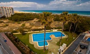 an aerial view of a swimming pool and the beach at Apartamento Pinada Beach- La Mata in La Mata