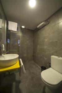 Koupelna v ubytování Piano Hotel + 34 fotografií