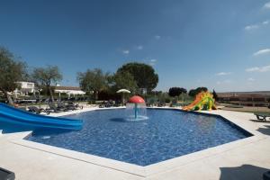 une piscine avec toboggan et un parc aquatique dans l'établissement Vila Gale Alentejo Vineyard - Clube de Campo, à Albernoa