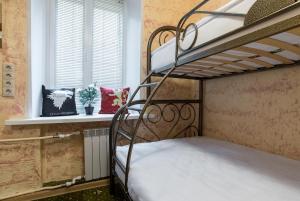 Двухъярусная кровать или двухъярусные кровати в номере Отель Винтерфелл Тверская