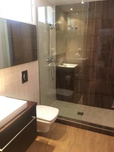 ロハレスにあるRic Rentのバスルーム(シャワー、トイレ、シンク付)