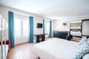 une chambre d'hôtel avec un lit et un bureau dans l'établissement Petit Palace Plaza de la Reina, à Valence