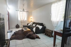 サンタンヌにあるLocastudio - Grenadineのリビングルーム(ソファ、テーブル付)