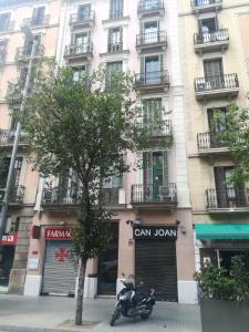 バルセロナにあるRomantic Barcelona Apartmentの建物前に停車するバイク