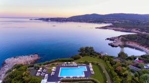 an aerial view of a lake with a swimming pool at Hotel Dei Pini in Alghero