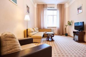 キーウにあるHome Hotel Apartments on Khreshchatyk Areaのソファとテレビのあるリビングルーム
