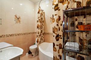 A bathroom at Home Hotel Apartments on Khreshchatyk Area