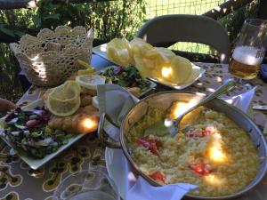 Quinta das Mineirinhas في فيلا نوفا دي سيرفيرا: طاولة مع وعاء من الأرز وصحن من الطعام