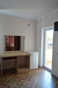 Habitación con escritorio en una habitación con ventana en Vila Danly, en Costinesti